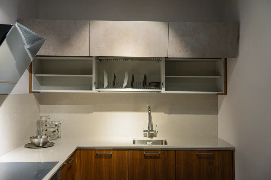 Подъемные фасады с сервоприводами — кухня МОДЕНА-ПРИМО (шпон, ламинат)