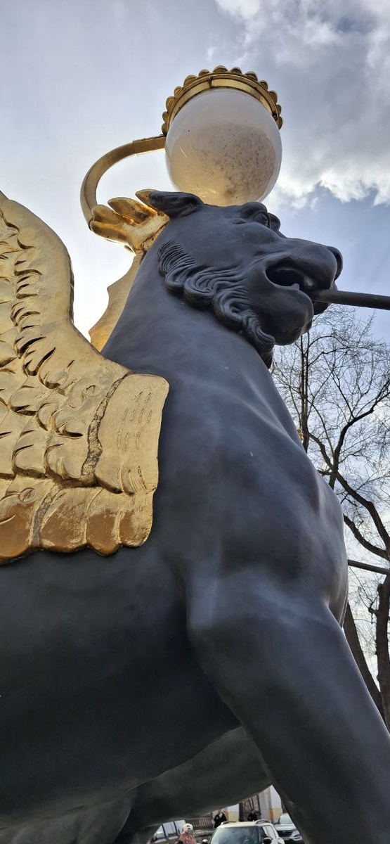 Грифон на Банковском мосту.