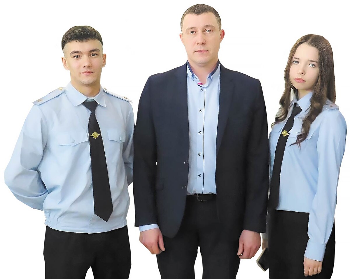 Денис КУРПАС и курсанты полицейского класса. Фото Александра ШЕСТЕРИКОВА.