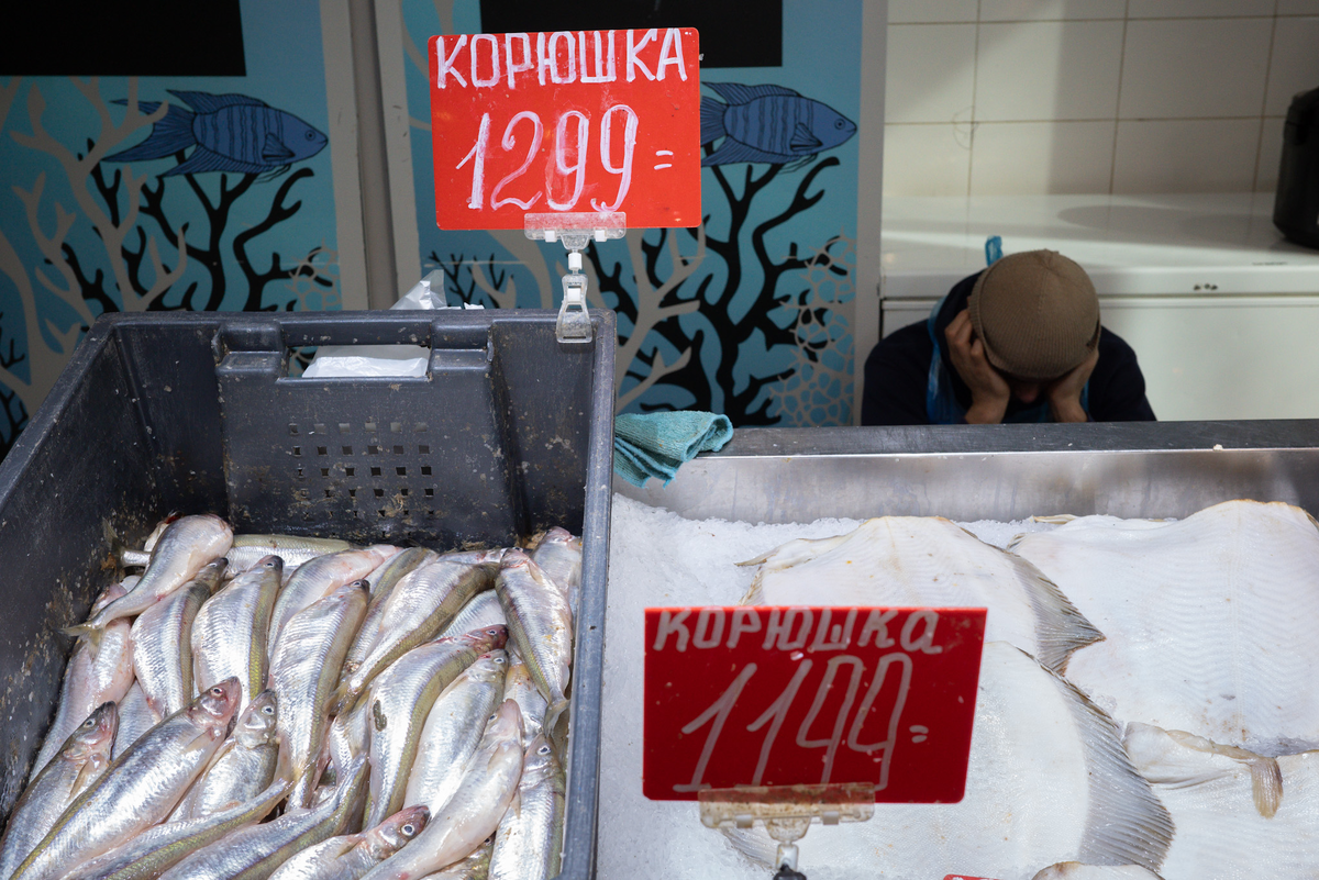 Лотки на Стародеревенском рынке. Фото: «Бумага»
