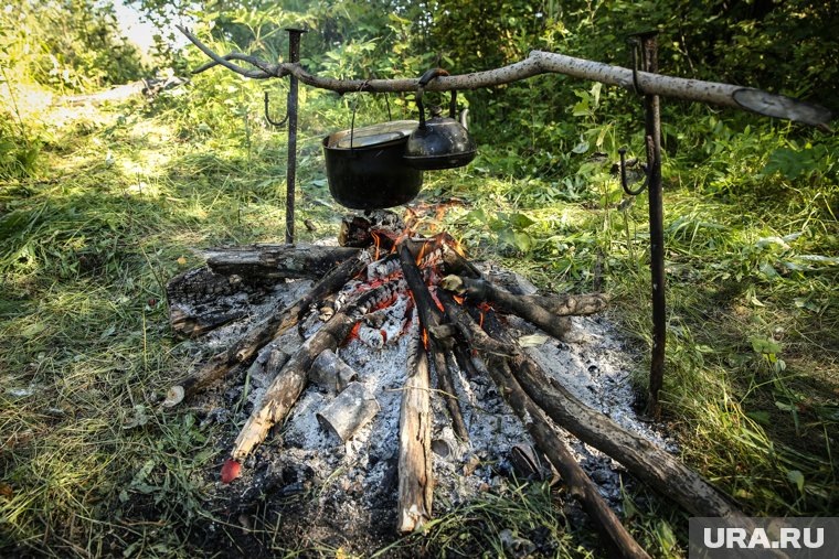 Россияне должны будут рыть котлован в 30 сантиметров для разведения огня. Фото: Алексей Андронов © URA.RU