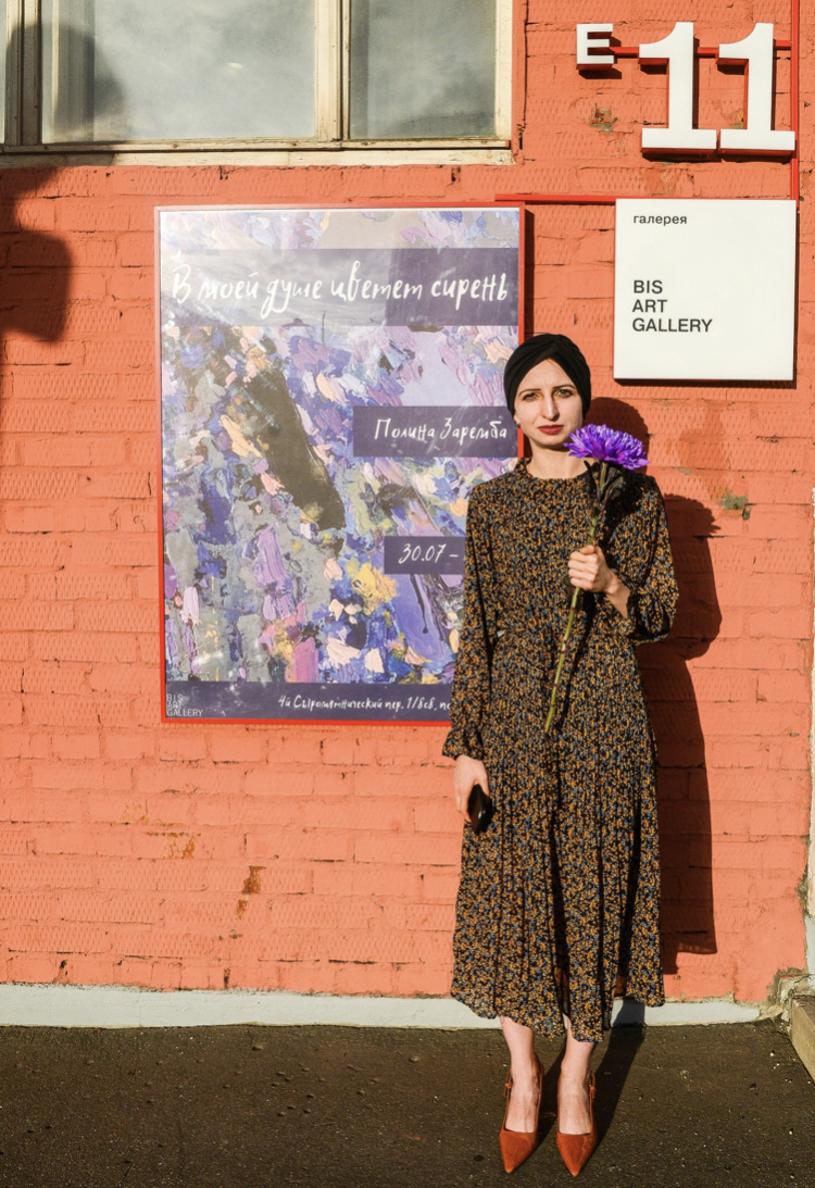 Арт-рынок, это вам не шоу-бизнес, это немножечко сложнее. В шоу-бизнесе певицы без голоса, совершенно не умеющие петь, становятся звёздами благодаря написанными хитами за них композиторами, пиару, фонограмме, прессе, продюсеру. Художник, у которого плохие картины, никогда не продаст свои картины дорого, ведь они просто плохие и в них нет живописных качеств. Можно записать тысячи интервью по телевидению, можно вирусной рекламой привлекать внимание, можно с помощью менеджера выставляться во всевозможных музеях и галереях мира, нанять лучших искусствоведов и кураторов, которые бы писали и говорили хвалебные слова, получить все призовые места, достигнуть высокого статуса и должности, получить ордена и звания, но картина так и остаётся плохой и будет дёшево стоить. Я это говорю как галерист и художник. Живопись должна быть настоящей, только тогда она будет стоить больших денег. Манифест № 22. 2025г. Полина Заремба 