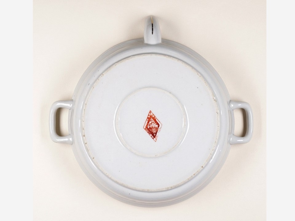 Фото из интернета. Детская тарелка-термос «Цветы Советов». СССР, Москва, фарфоровый завод «Заря Октября». 1930-е. Фарфор, деколь, золочение. 