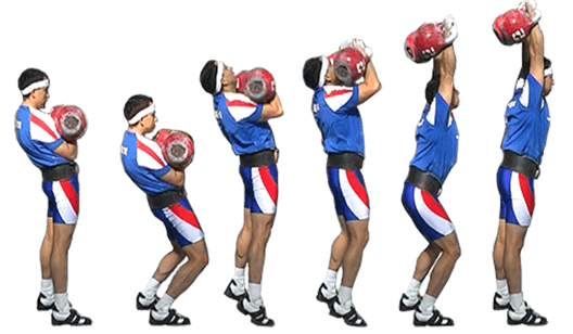 Спортсмен совершает «толчок» двух гирь.