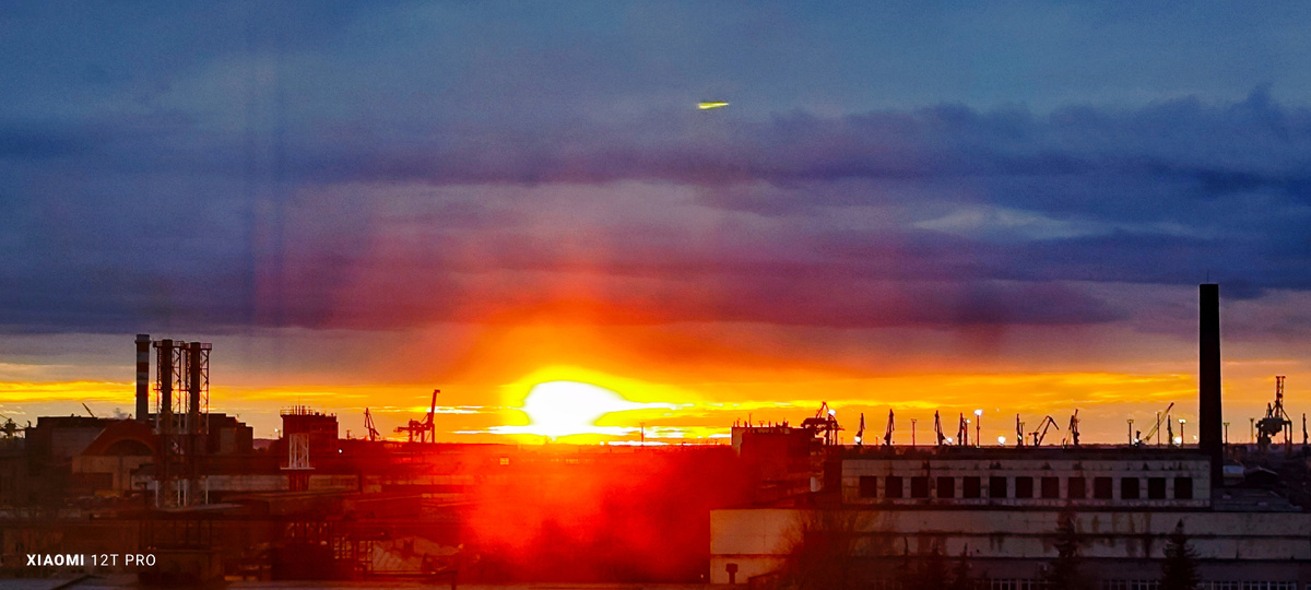 Закат из окна отеля. 04.04.2025