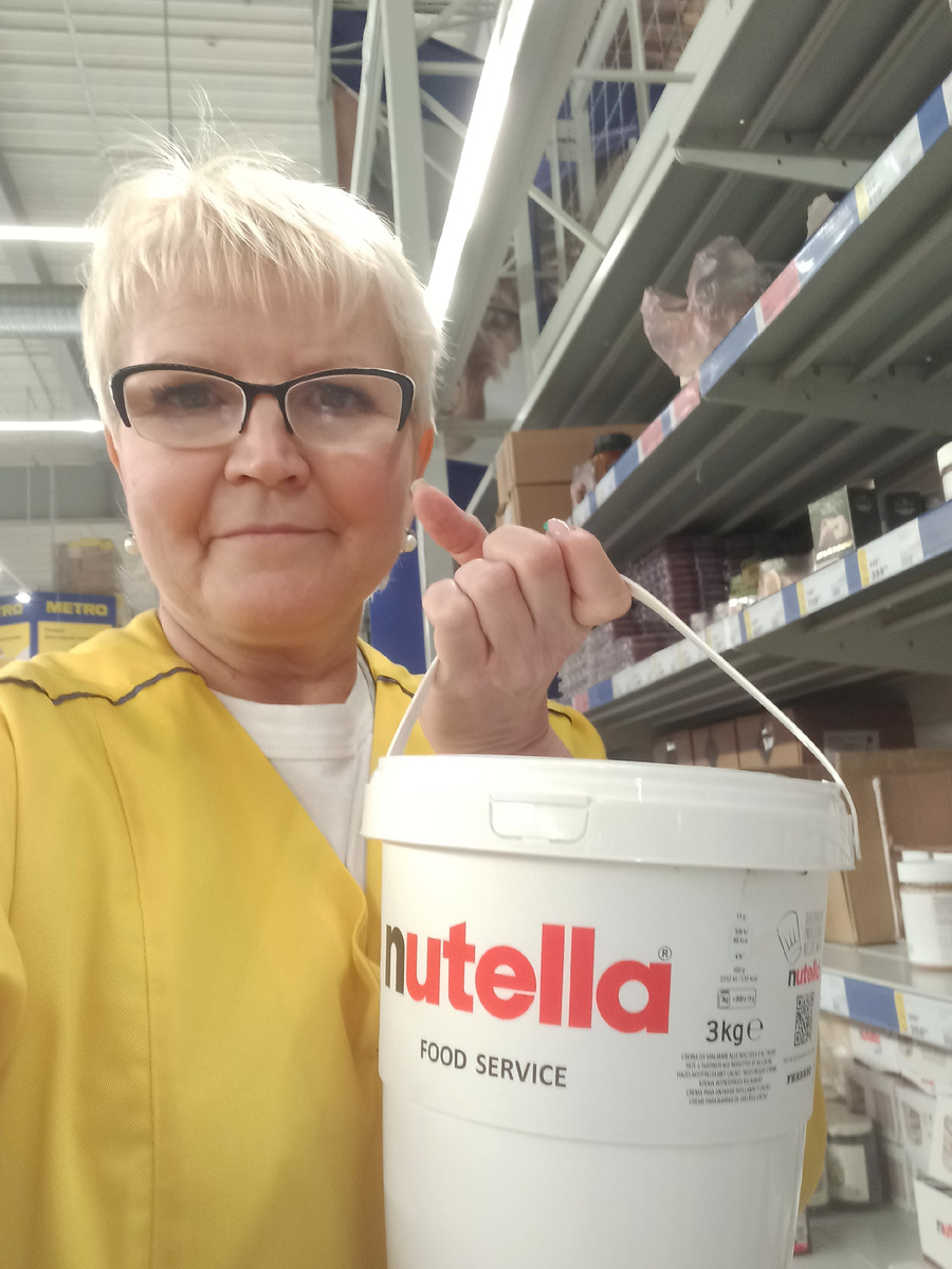 Я в гипермаркете "Метро" выкладываю на полку 3-килограмовые вёдра "Нутеллы")