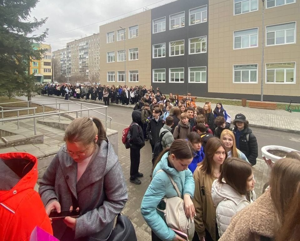    Теперь на входе в школу каждое утро образовываются большие очереди