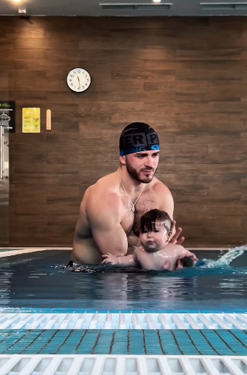 Роман Капаклы с дочкой Мией в бассейне. Фото: соцсети