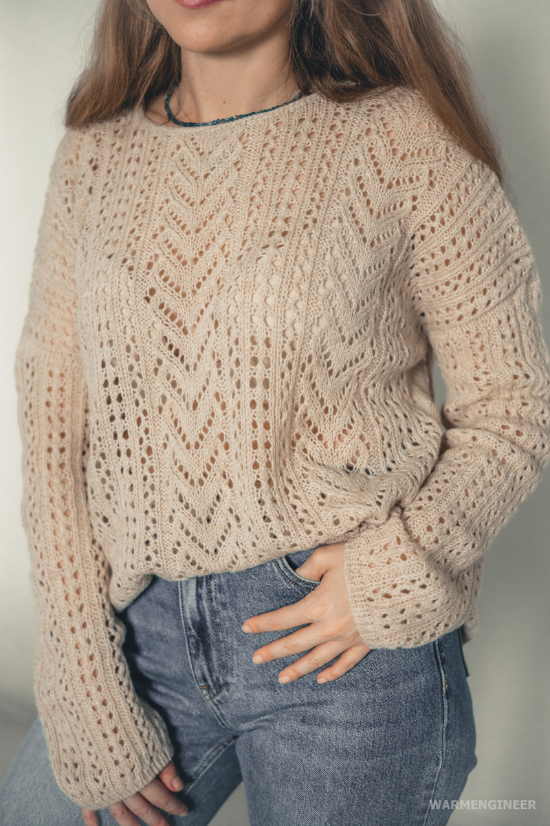 Резинка рукава закрыта иглой методом, имитирующим фабричный наборный край