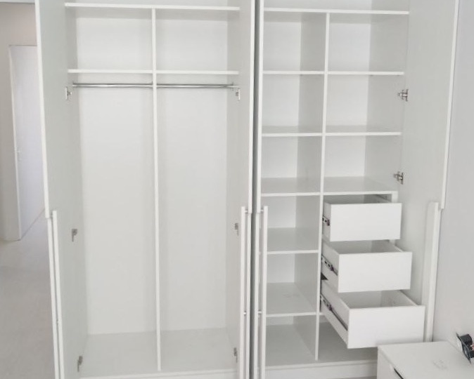 Современный белый шкаф: элегантность и удобство.