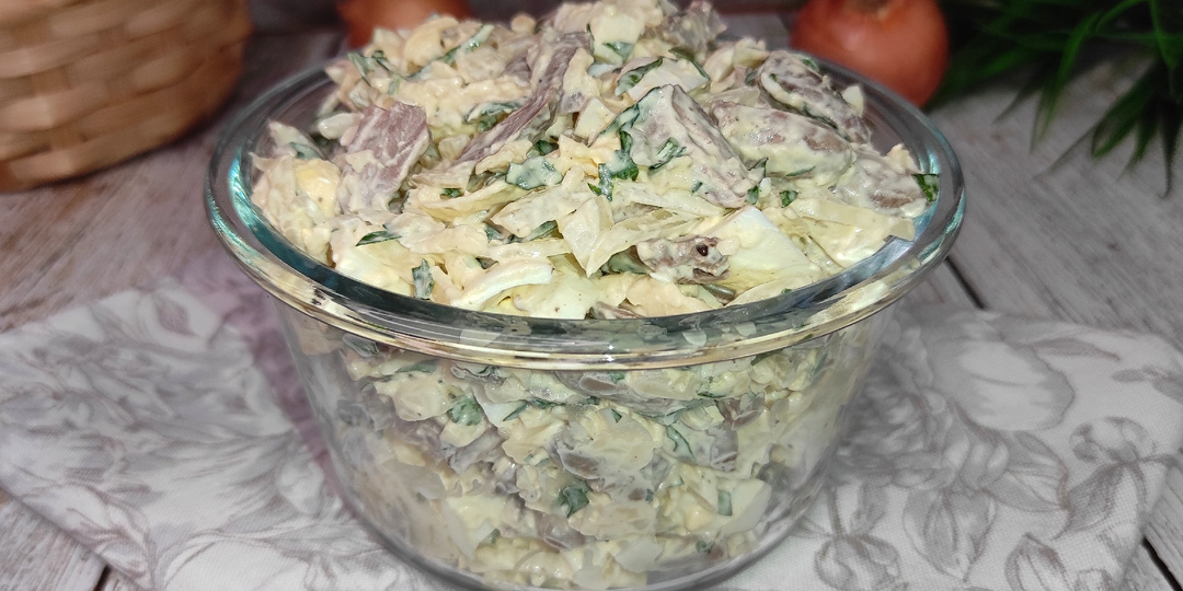 Салат "Сердцеедка" с куриными сердечками.