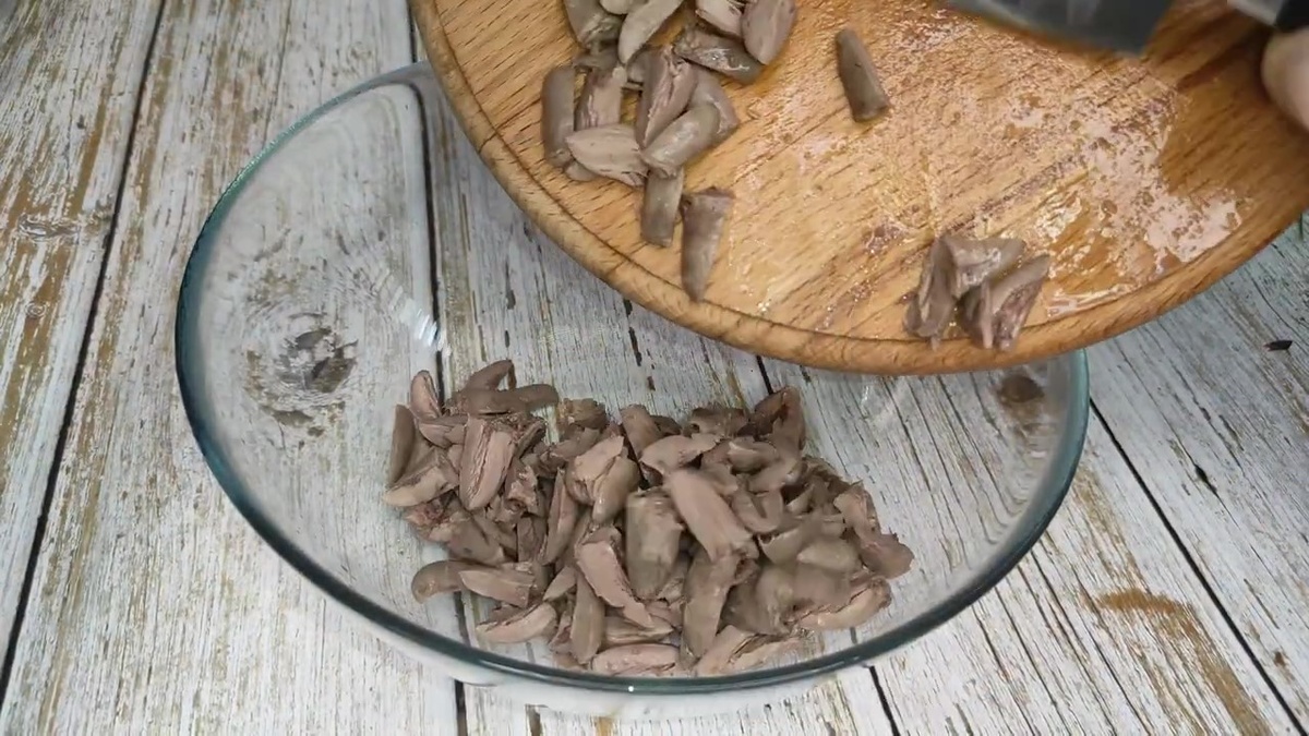 Салат "Сердцеедка" с куриными сердечками. Фото автора. 