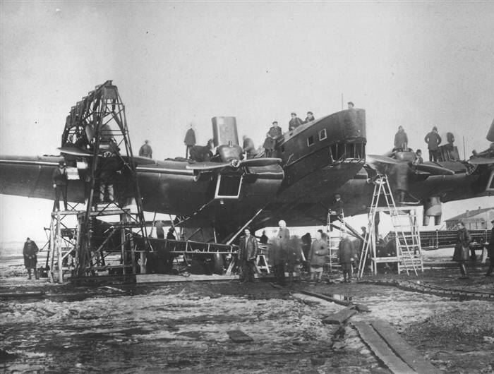    1934 год. Крупноузловая сборка самолёта ТБ-3 на заводском аэродроме в Воронеже. Фото: https://vk.com/aviacor_museum