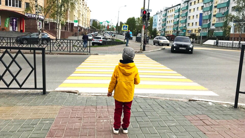    В Югре до конца 2025 года завершат обустройство пешеходных переходов по нацстандарту