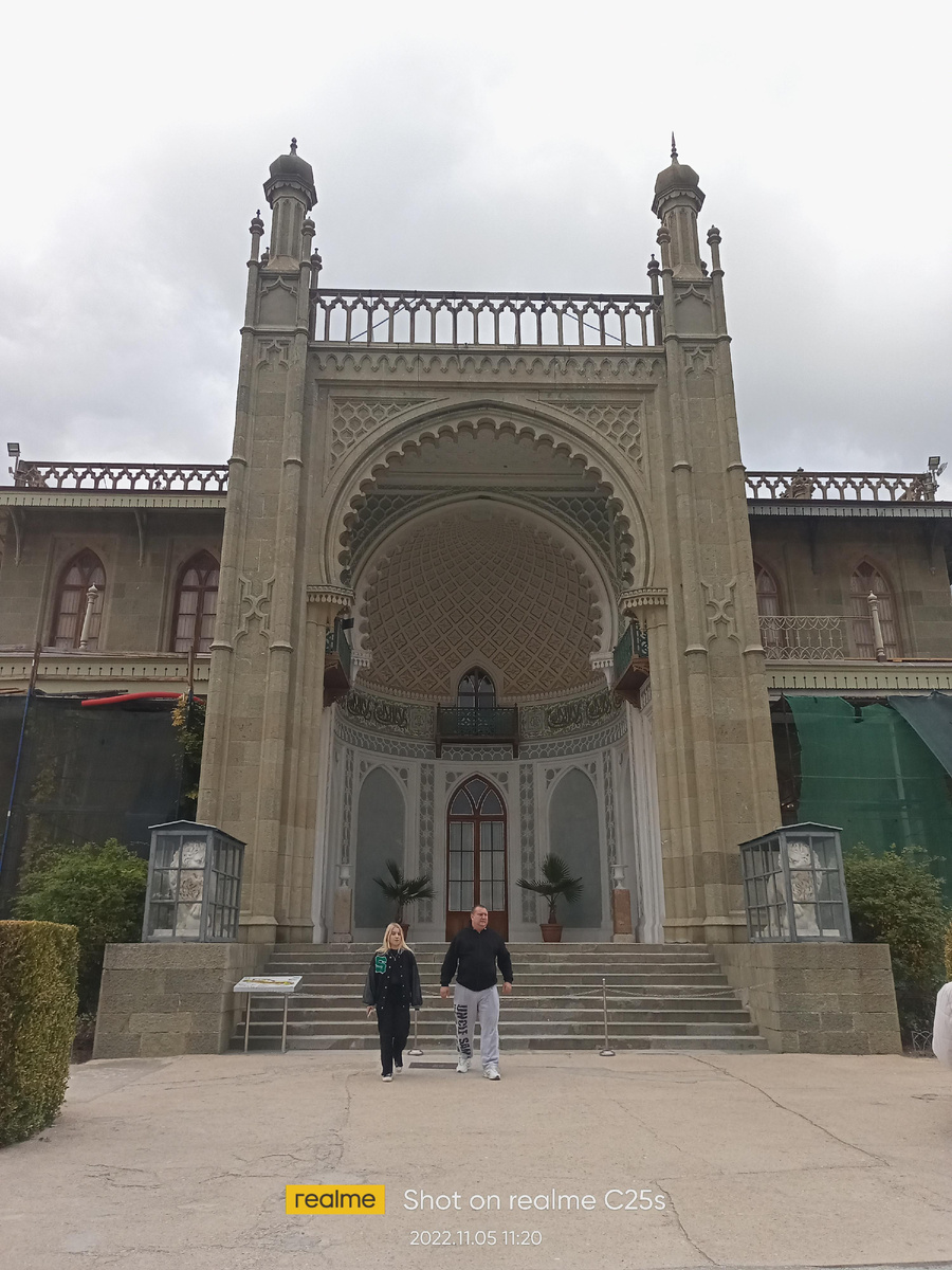 Фото мое. Экскурсия во дворец в 2023 году.Кстати, некоторые историки  оспаривают его отцовство, считая отцом Софьи, Александра Сергеевича  Пушкина. Но, это дела давно минувших лет. В моих публикациях есть целая серия статей о первом владельце этого дворца: Михаиле Семёновиче Воронцове и его семьи. Вот здесь можно почитать: