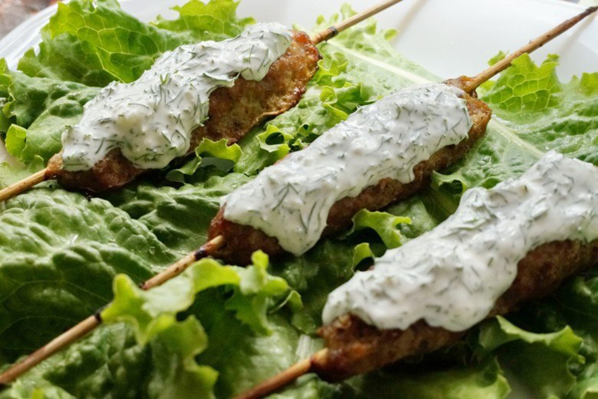 Люля-кебаб с соусом