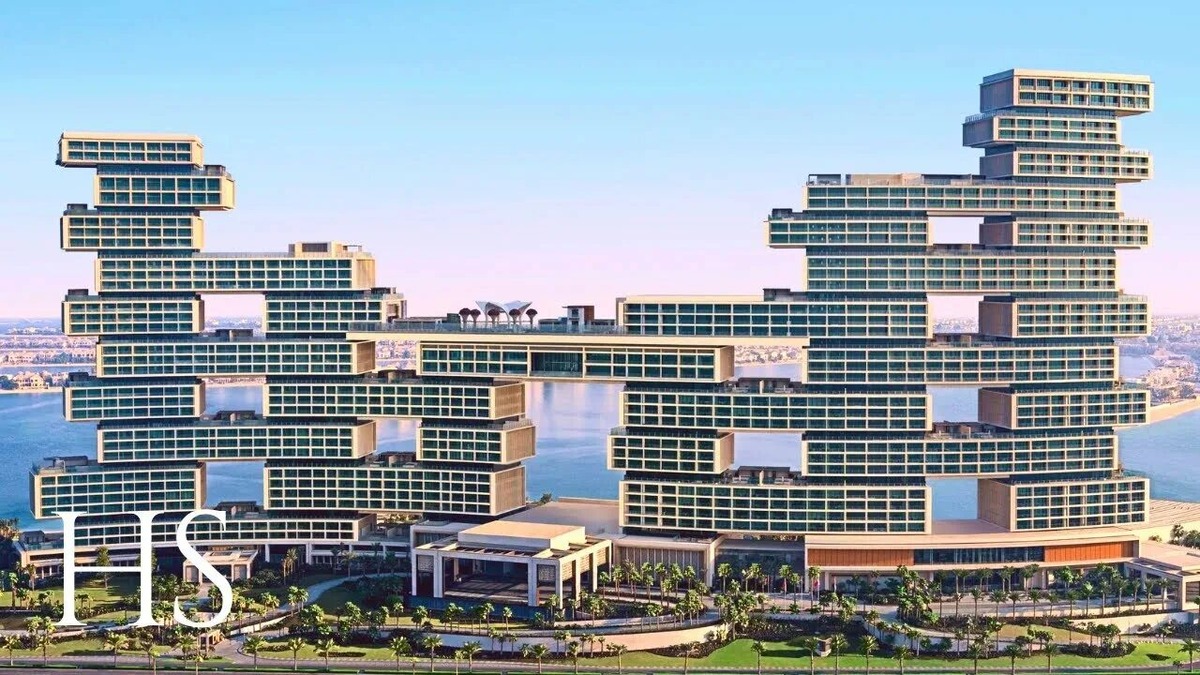 Atlantis The Royal — роскошный отель и жилой комплекс, расположенный на острове Пальма Джумейра в Дубае. Открылся 10 февраля 2023 года.