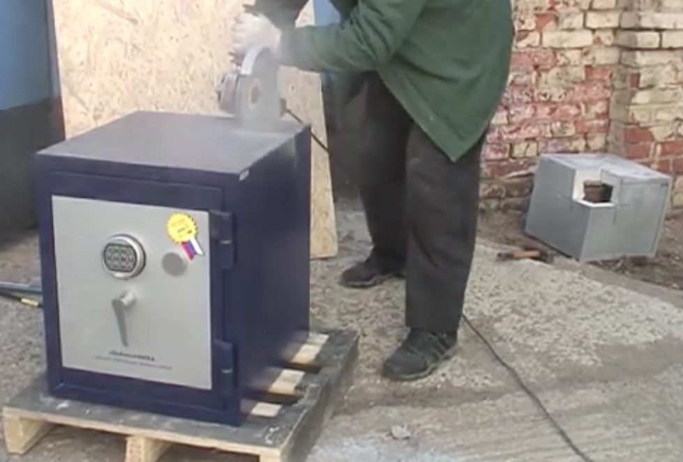 Огневзломостойкий сейф Diplomat (Корея) честного класса I смог поделиться одним уголком без сквозного проникновения (кадр из видео-ролика)