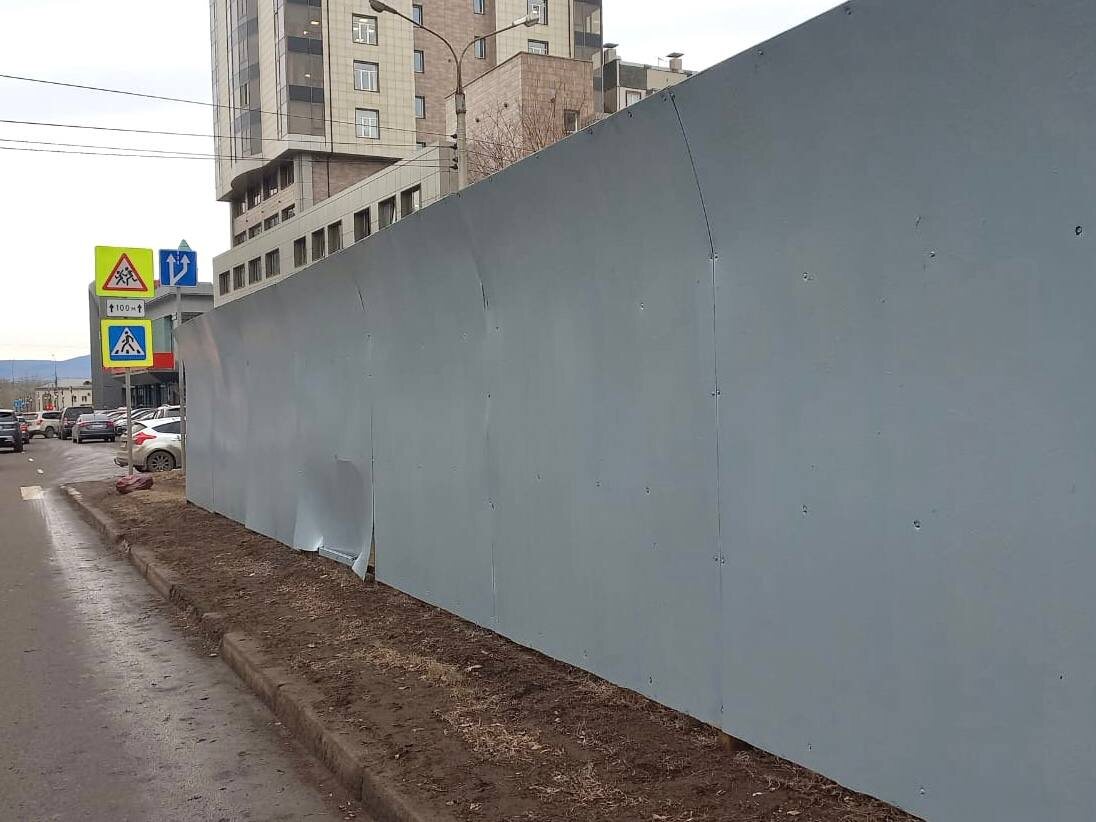     В Красноярске закрашивают оставленные вандалами граффити и рекламу