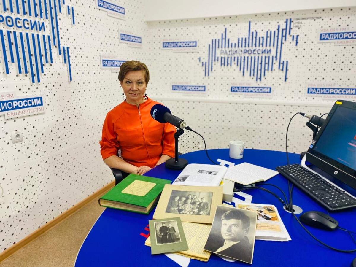    В "Переплете" – "Семейные истории Иришки Кожевниковой, рассказанные Ириной Фроловой"