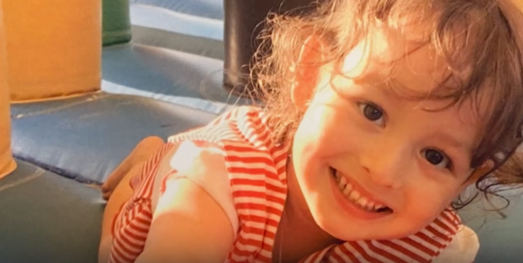 Папа оставил ее на минуту. Саша выпала из окна на асфальт. Череп собирали как пазл...