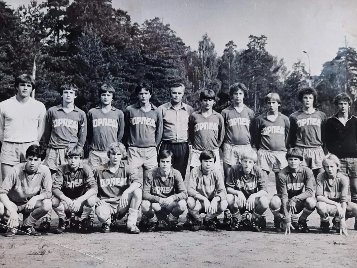 Игорь Шустов по правую руку от тренера . Максим Ляшко - по левую, рядом с вратарём. Снимок из личного архива Игоря Шустова.