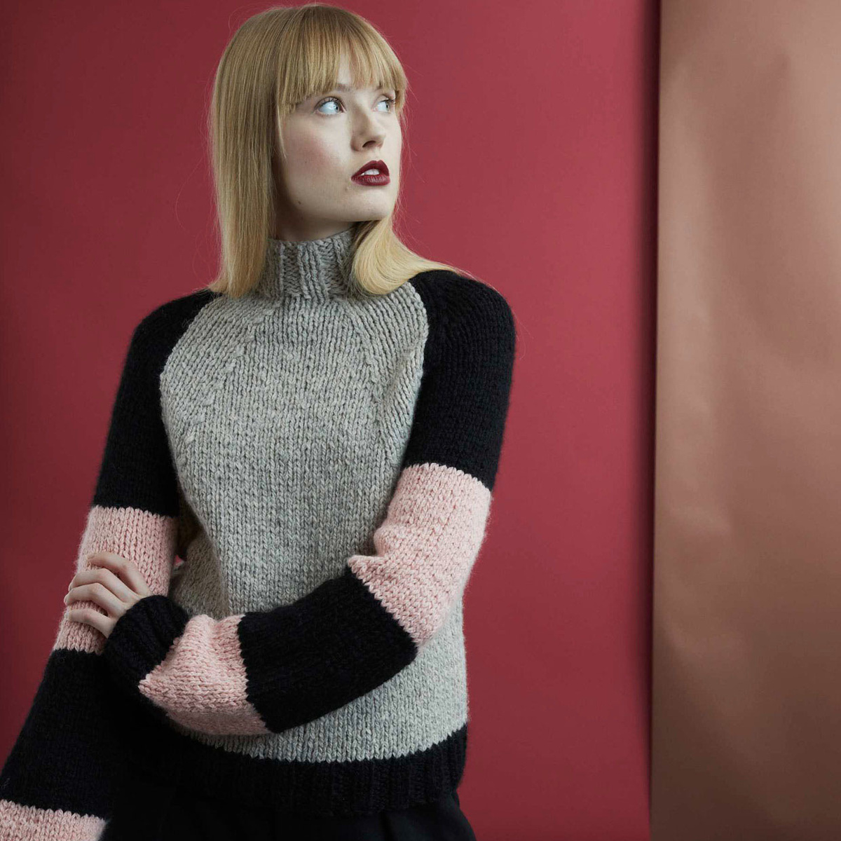 Яркий пуловер спицами из толстой пряжи