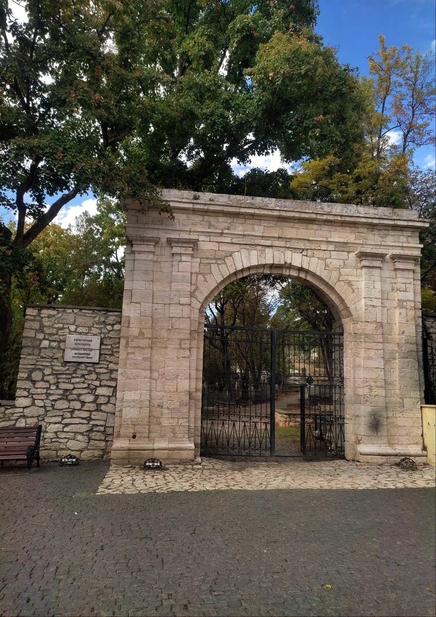 Ворота на некрополь создал один из строителей пятигорского водопровода, купец первой гильдии Михаил Якунчиков