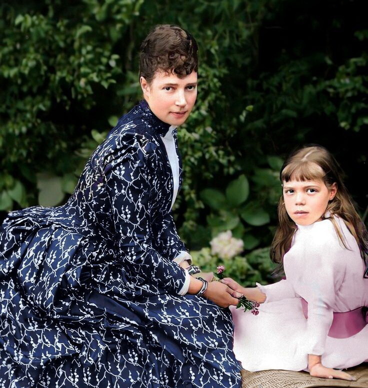 Младшая дочь Александра III Ольга Александровна с матерью Марией Федоровной.