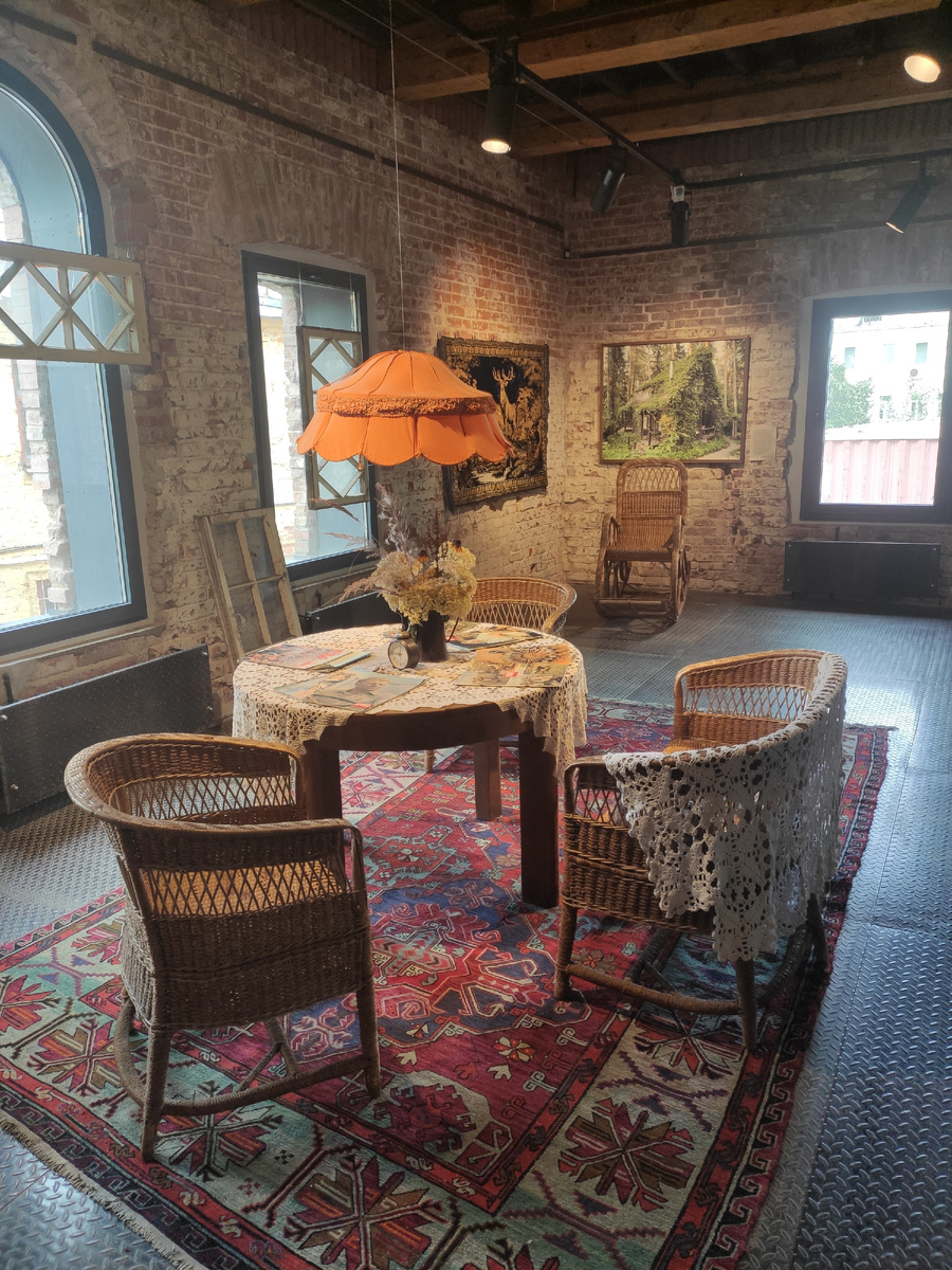 Несколько фотографий с выставки Федора Савинцева. Типичный дачный интерьер