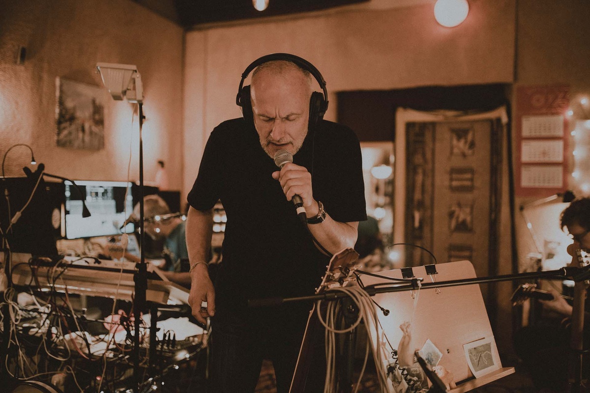    Олег Нестеров во время работы в студии над альбомом «С прочностью нитки»