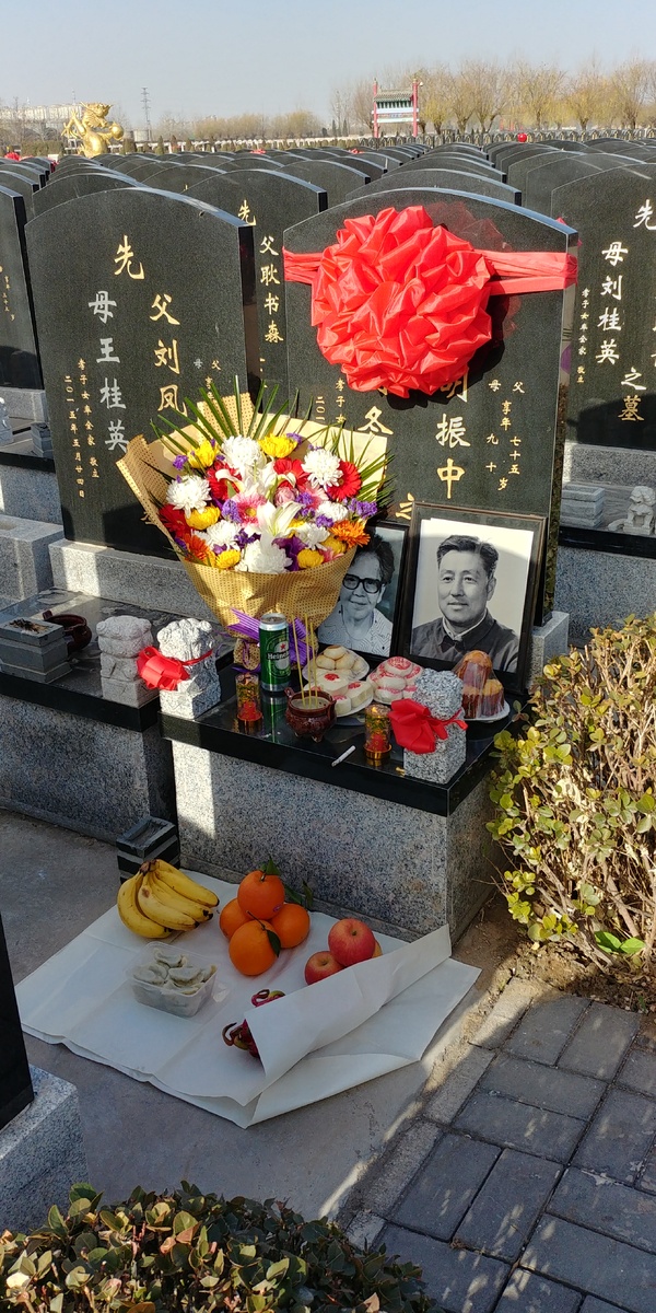 Кладбище и ритуал на Цин Мин в городе Тяньцзинь