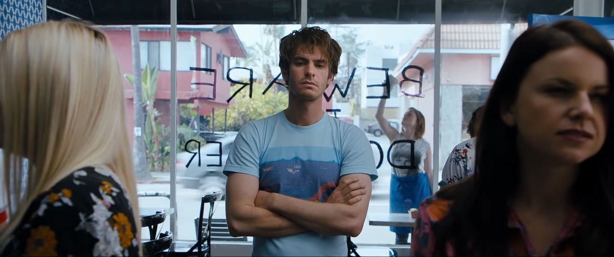 Главный герой в исполнении Эндрю Гарфилда с самого первого кадра абсолютно понятен.