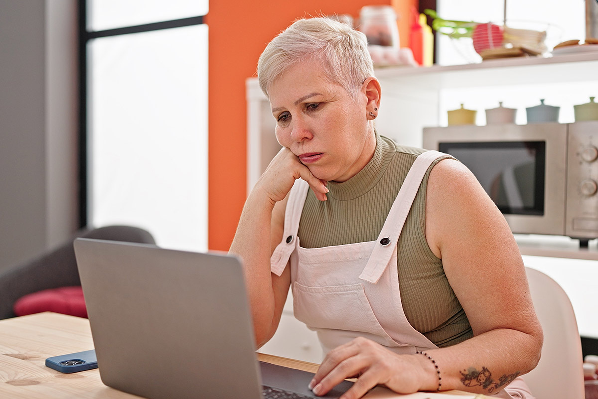 Забудьте про очереди к инспектору службы занятости. Отправьте заявление из дома, с дачи — онлайн. Главное — иметь авторизацию на Госуслугах и стабильный интернет. Источник: Shutterstock📷
