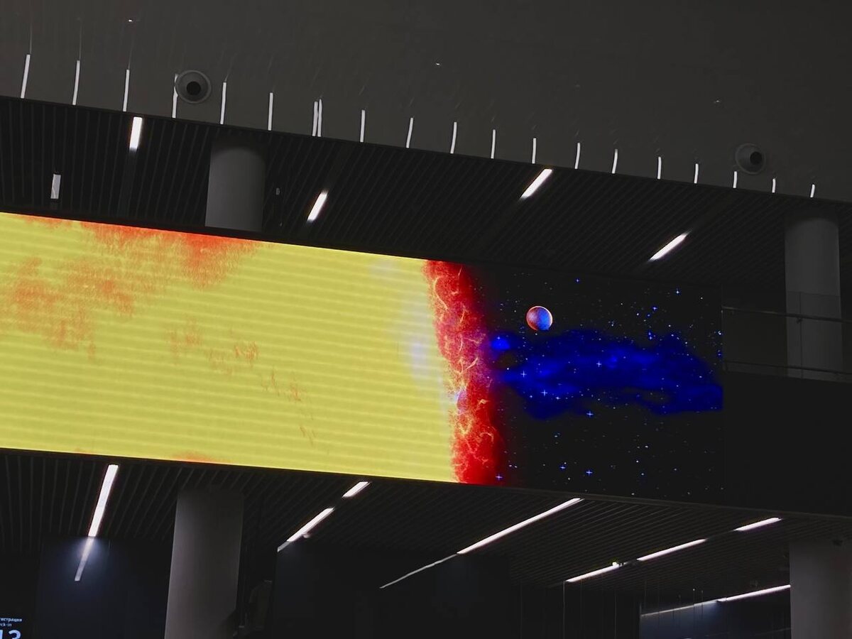 LED-экран с анимированными космонавтами