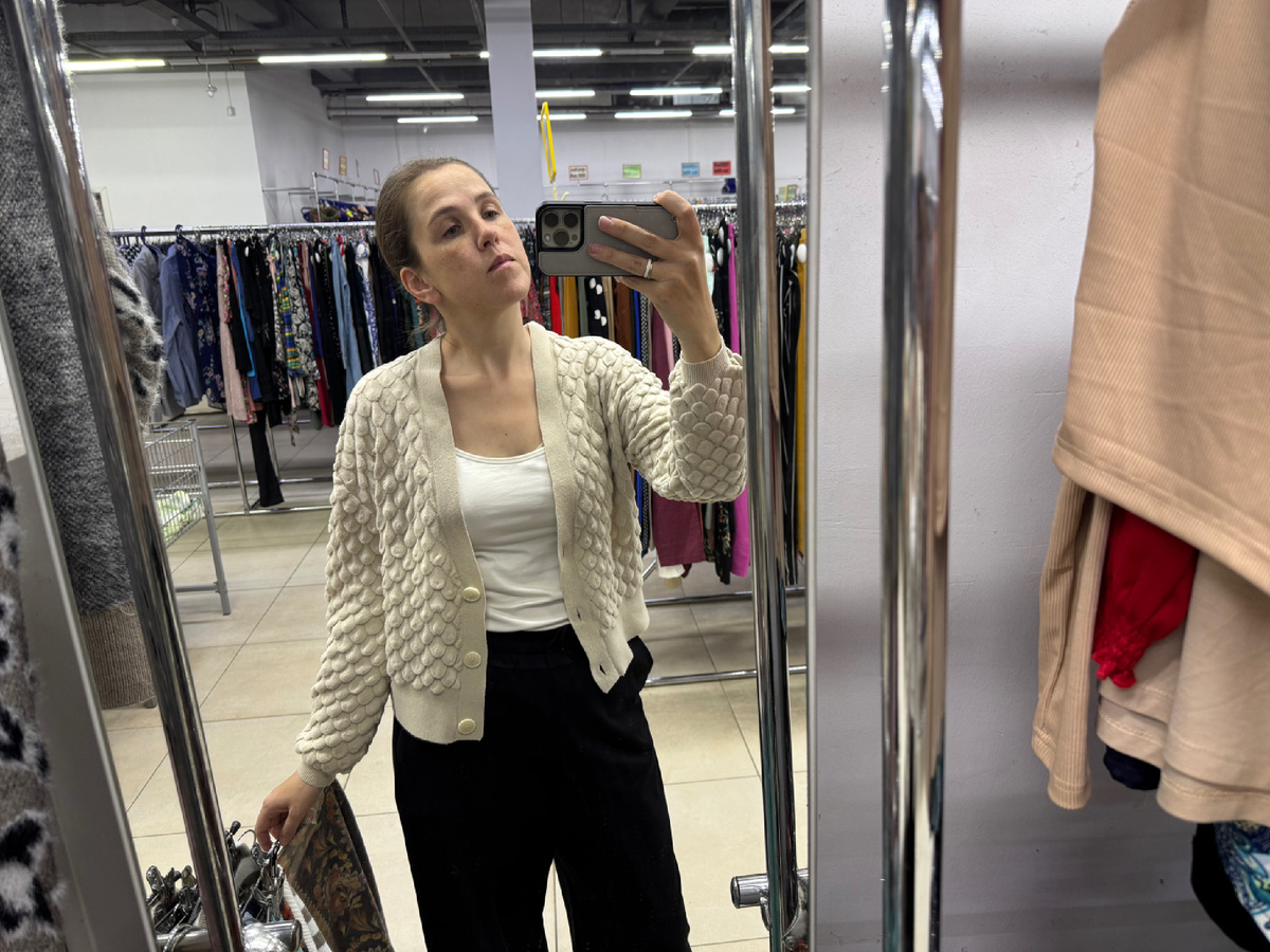 А это я явилась в конкурентном — любимый кардиган «с перьями» из Мегахенда 