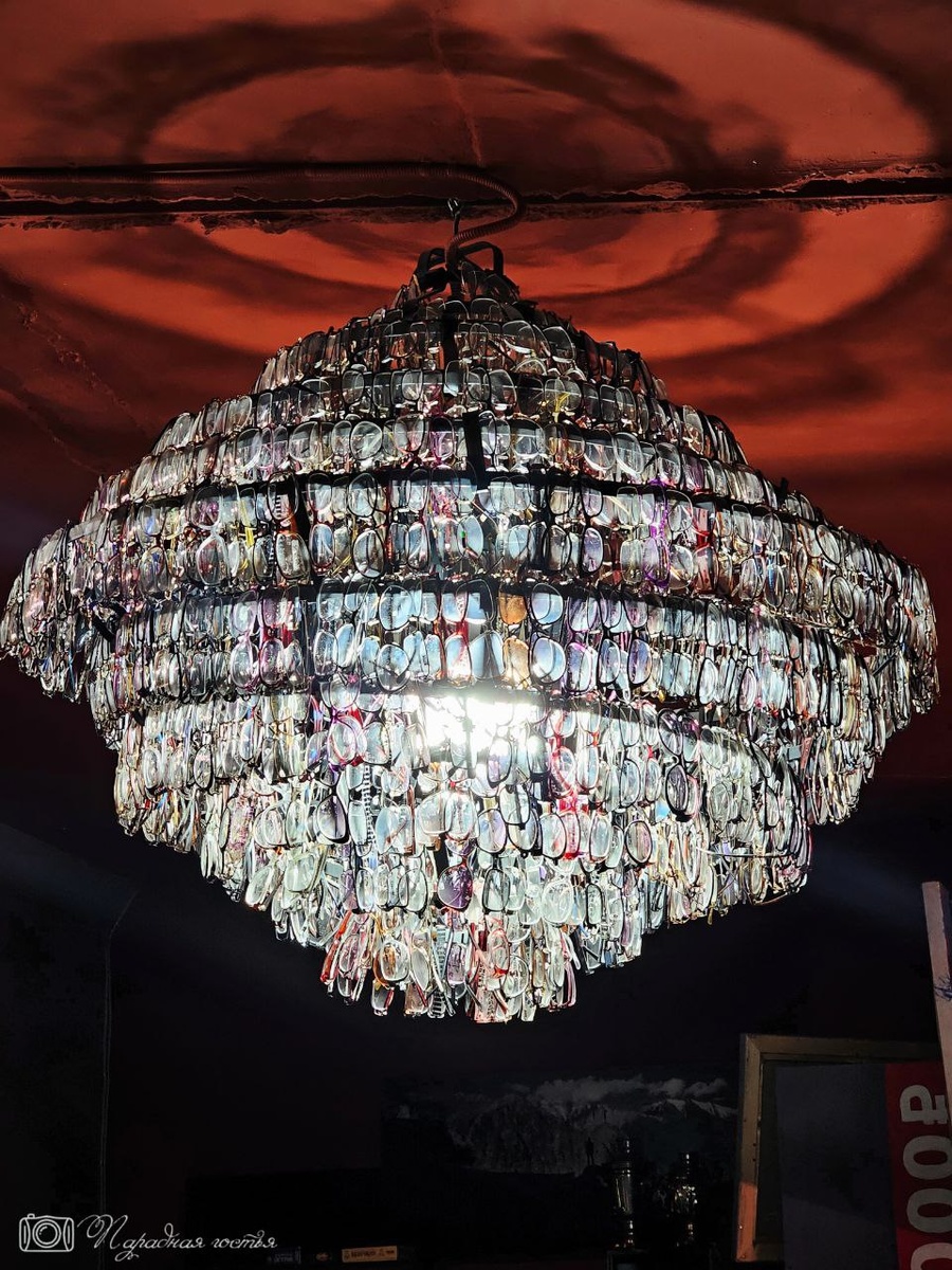 Люстра из очков. Фото: Парадная гостья