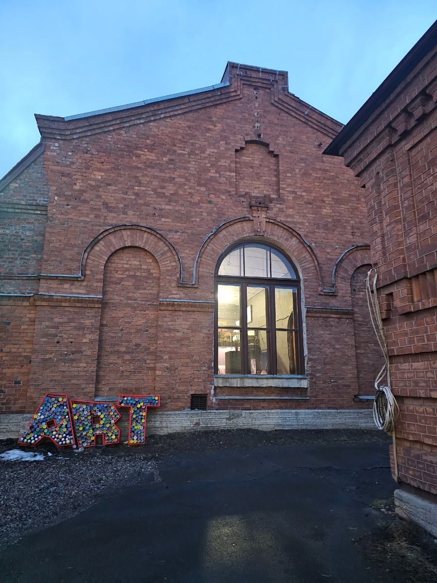 Галерея находится в бывшей фильтро-озонной станции начала ХХ века. Фото: Парадная гостья