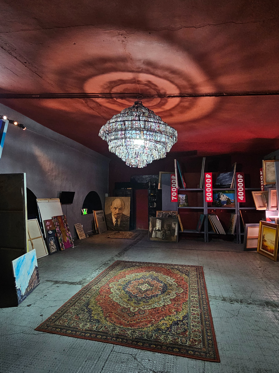 Здесь можно не только посмотреть картины, но и написать, и приобрести. Фото: Парадная гостья