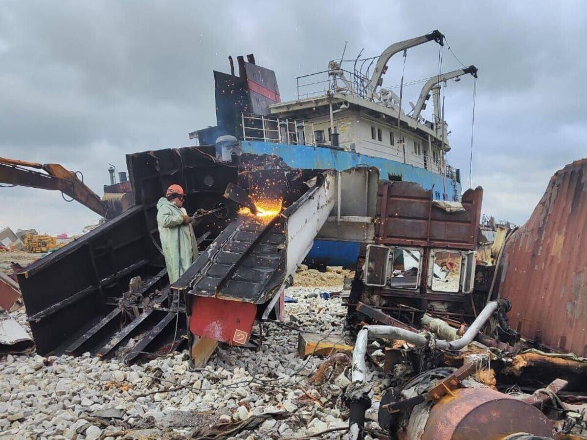    Демонтаж надстройки танкера "Волгонефть-239"© Фото : Министерство транспорта России