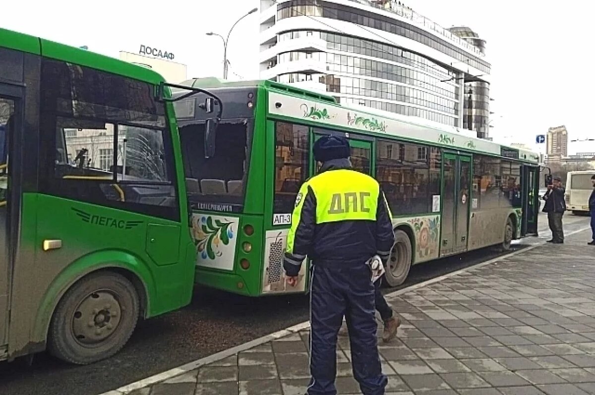    Два пассажирских автобуса столкнулись в центре Екатеринбурга