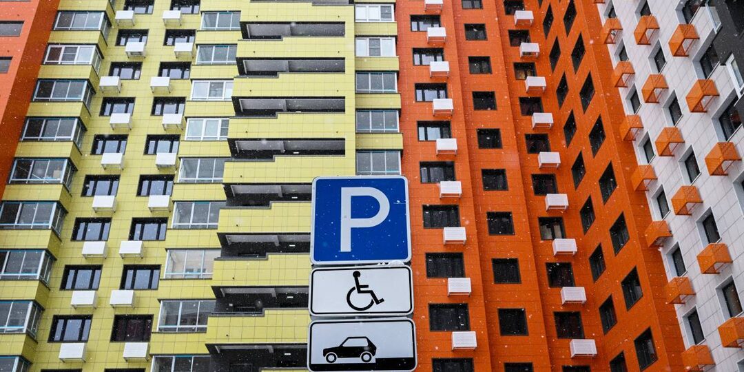 Россиянам рассказали, как узнать количество машино-мест для конкретного дома