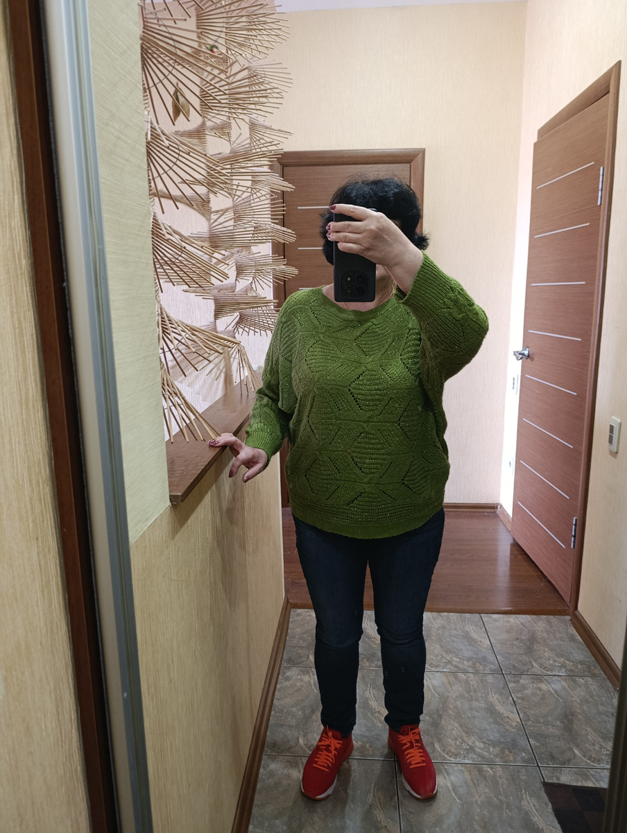 Обновила новый свитер. Он легкий, несмотря на вязку.