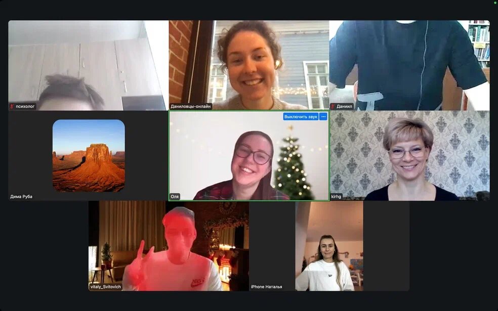 Ребята стесняются и прячутся, но там весело