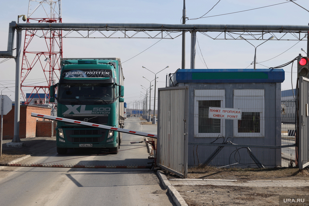Угонщики промчались мимо КПП, чуть не сбив мужчину (архивное фото). Фото: Екатерина Сычкова © URA.RU