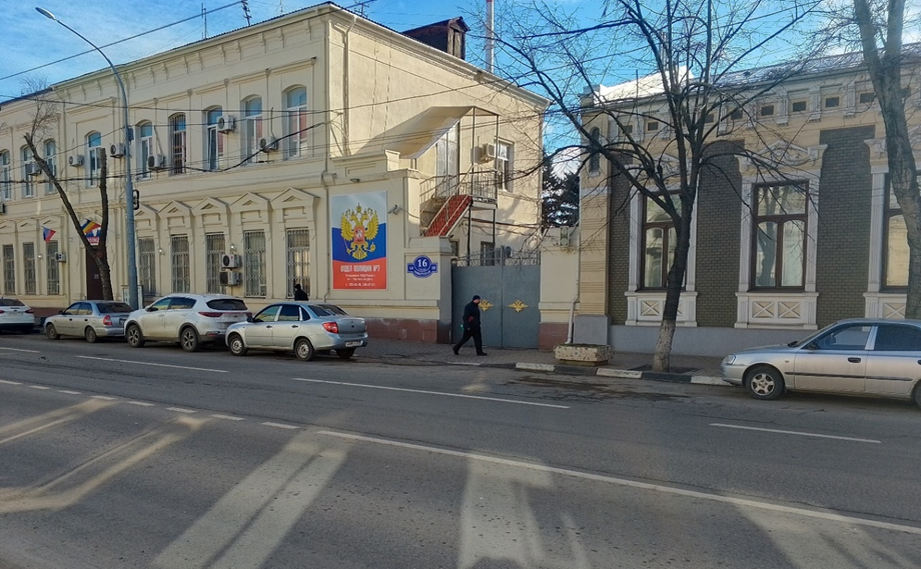 Здание экипажа на 1-й Советской. Вход в экипаж находился со двора. Фото 2024 года.