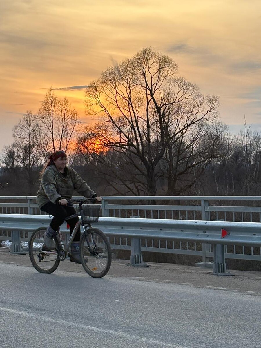 фото автор, упитанный автор радостно пылит на велосипеде