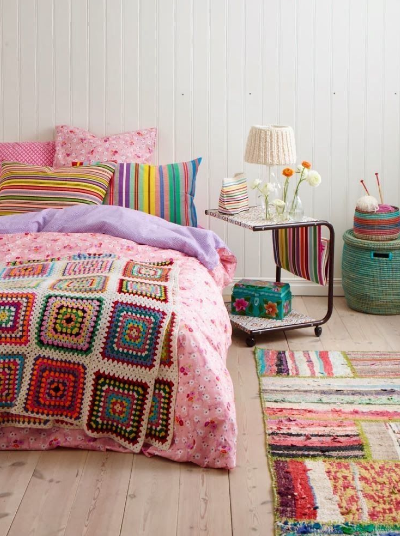 Творчество и хобби приветствуются! Если рисуете, занимаетесь рукоделием или коллекционируете стаканчики из-под кофе — все это легко станет частью стилизации в дофаминовом интерьере. Фото: Pinterest, DREAMY DANTE.