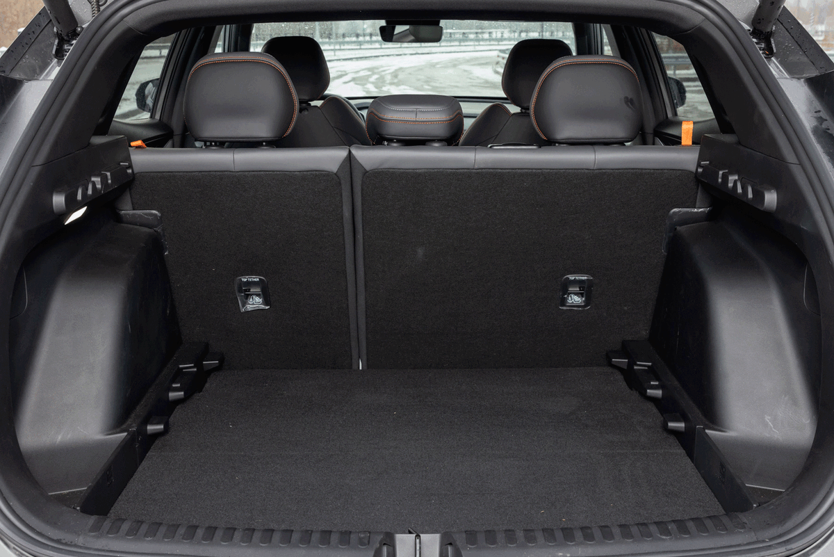 Багажник продуман: есть двухуровневый пол, отсек удобной формы и боковые карманы со шторкой (которая все реже встречается в китайских авто).