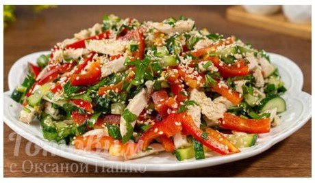 Салат с курицей и овощами